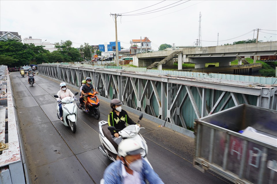 Người dân phải lưu thông trên cây cầu sắt tạm khi cầu Tân Kỳ Tân Quý chưa hoàn thành.
