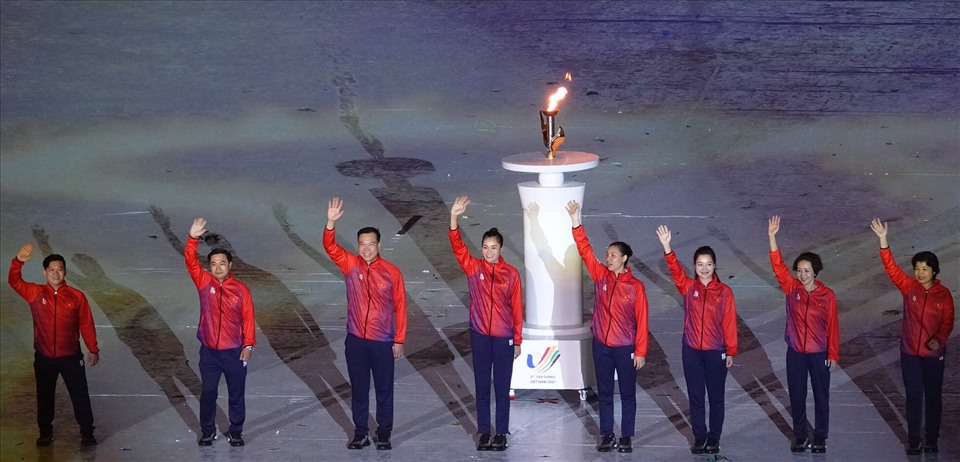 Ngọn đuốc SEA Games 31 chính thức được thắp sáng bởi những vận động viên nổi tiếng của Việt Nam, chính thức đánh đấu thời khắc bắt đầu của Đại hội thể thao số 1 khu vực, diễn ra từ ngày 12 đến 23.5.