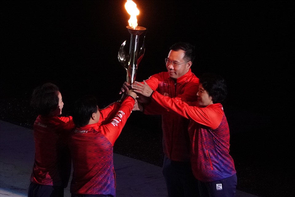 Ngọn đuốc của SEA Games 31 sau đó được Hoàng Anh Tuấn và Nguyễn Thúy Hiền trao lại cho 2 cựu vận động viên kỳ cựu khác của thể thao Việt Nam là Hoàng Xuân Vinh và Trần Hiếu Ngân.