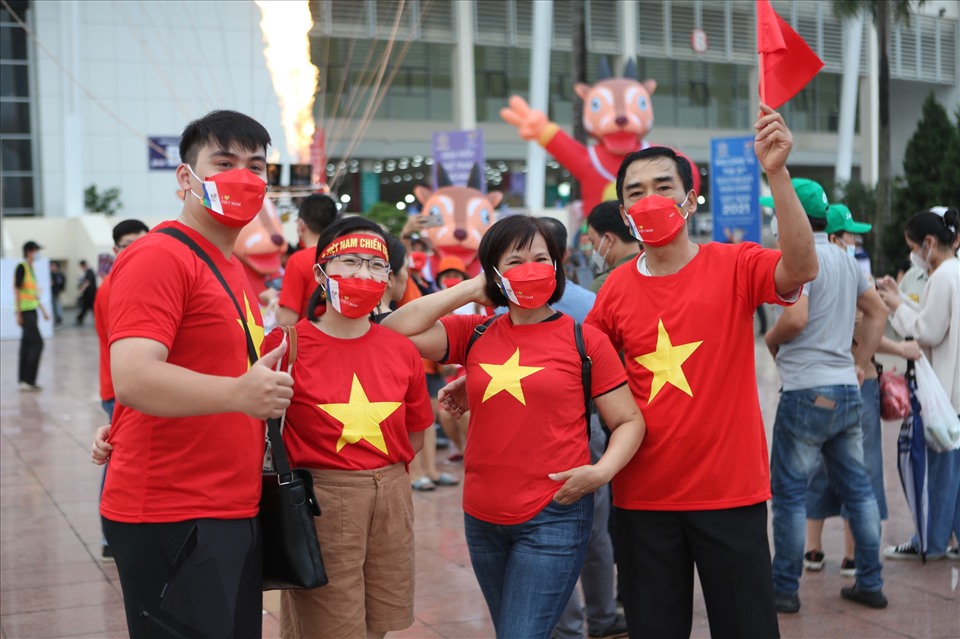 Người dân hào hứng tham dự lễ khai mạc SEA Games 31. Ảnh: Thanh Vũ