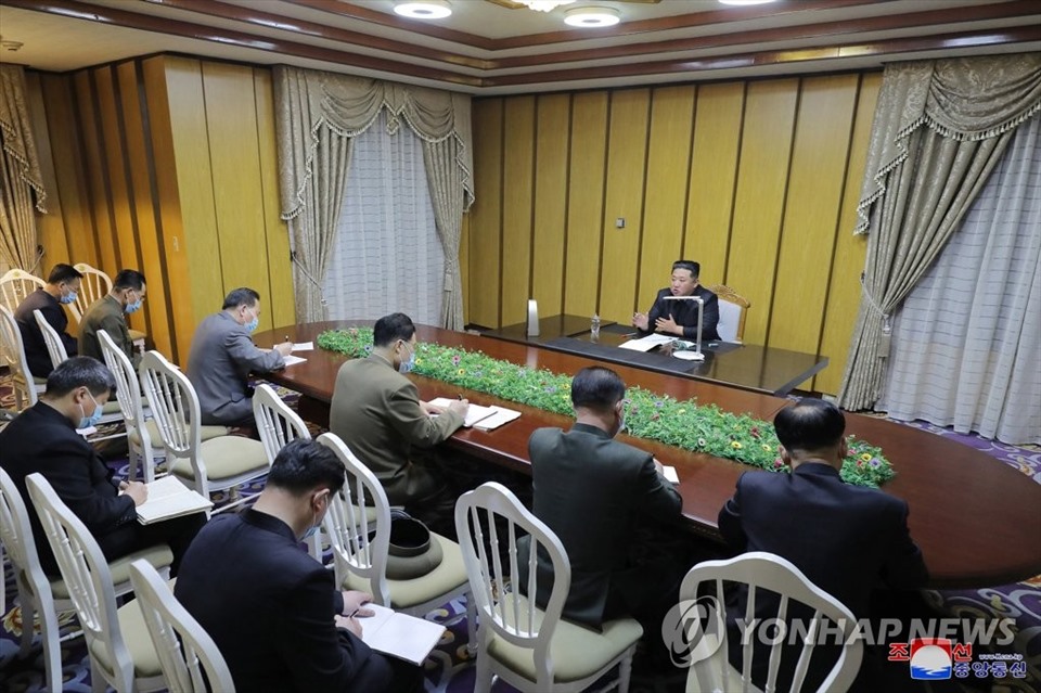Nhà lãnh đạo Triều Tiên Kim Jong-un thăm trung tâm chỉ huy kiểm dịch khẩn cấp ở Bình Nhưỡng ngày 12.5.2022 để kiểm tra các nỗ lực chống COVID-19. Ảnh: KCNA/Yonhap