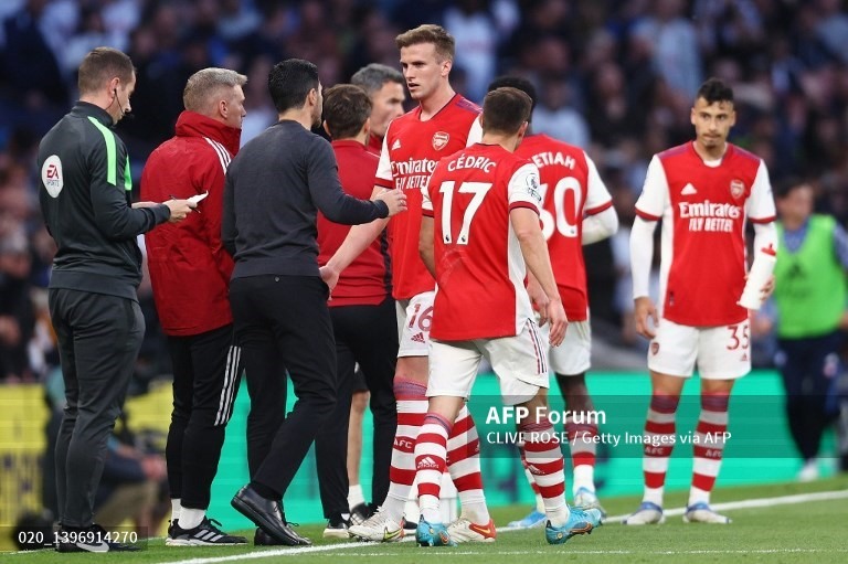 Arsenal sớm mất người nên không thể gượng dậy. Ảnh: AFP