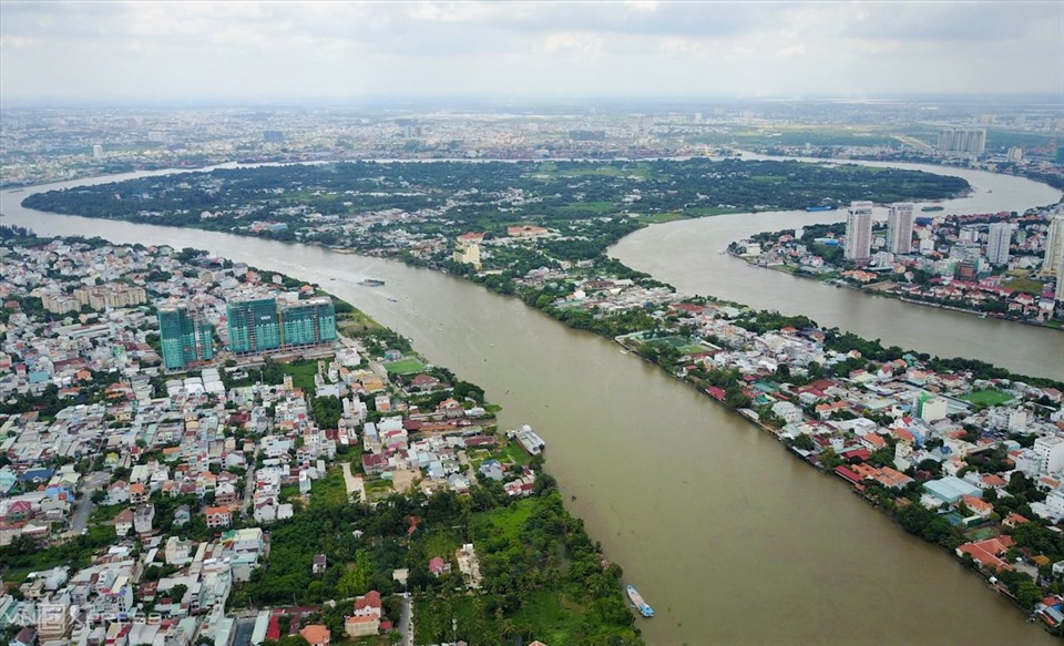 Hiện nay việc việc quy hoạch 2 bên bờ sông Sài Gòn còn manh mún, chưa đồng bộ. Khu Thảo Điền, bờ sông là khu biệt thự của nhà giàu, đối lập là bán đảo Thanh Đa lại gần như hoang bờ điều này tạo nên khung cảnh ngổn ngang, lộn xộn, chưa kết nối cảnh quan với dòng sông xinh đẹp này.