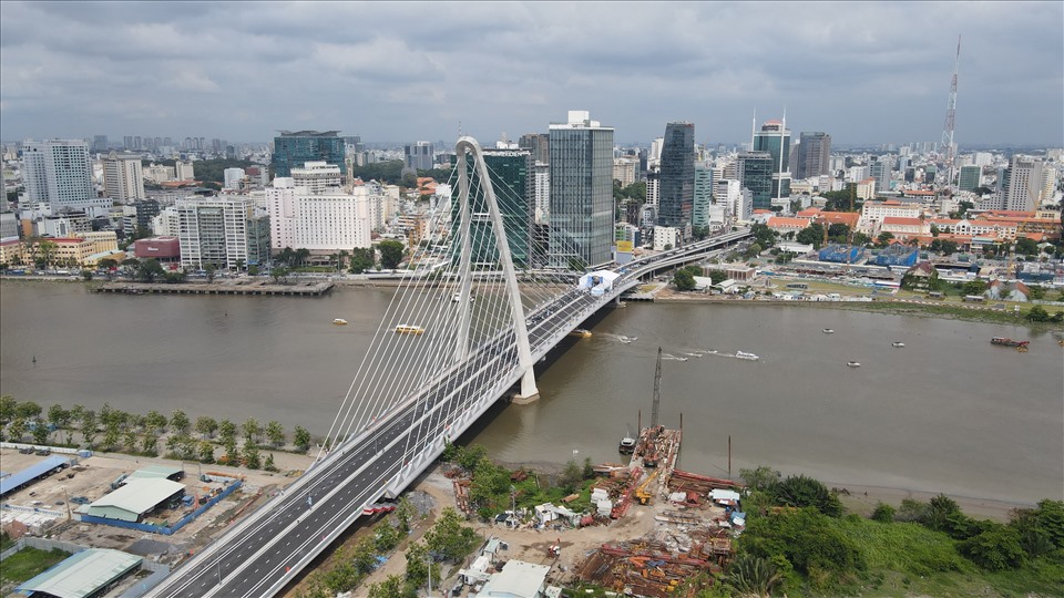 Ngày càng nhiều cây cầu bắc qua sông Sài Gòn tạo thuận lợi cho việc lưu thông, kết nối giữa các quận huyện khác. Trong ảnh là cây cầu Thủ Thiêm 2 bắc từ trung tâm quận 1 sang khu đô thị mới Thủ Thiêm, TP Thủ Đức vừa được khánh thành, đưa vào hoạt động, đây được coi công trình kiến trúc biểu tượng mới của TPHCM.