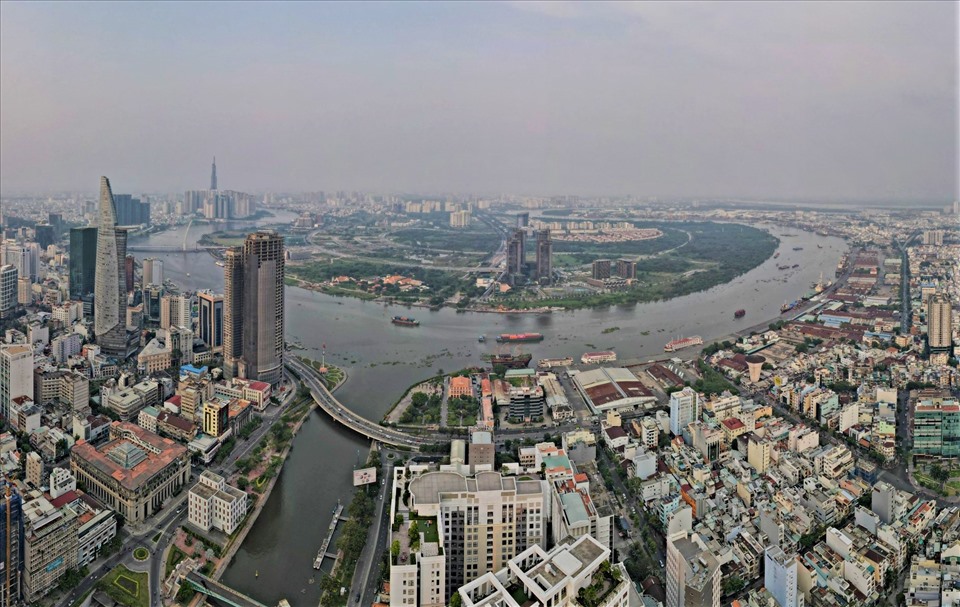 Sông Sài Gòn đoạn chảy qua khu trung tâm TPHCM được xem là tài sản quý giá về đô thị sông nước ở TPHCM. Trong ảnh là đoạn chảy qua trung tâm TP, với một bên là bến Bạch Đằng và một bên là khu đô thị Thủ Thiêm.