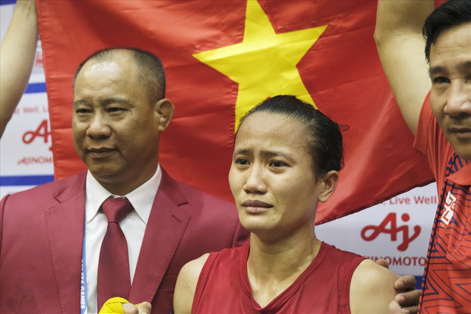 Nguyễn Thị Hằng Nga rất xúc động khi bảo vệ thành công tấm huy chương vàng SEA Games. Ảnh: Thành Đạt