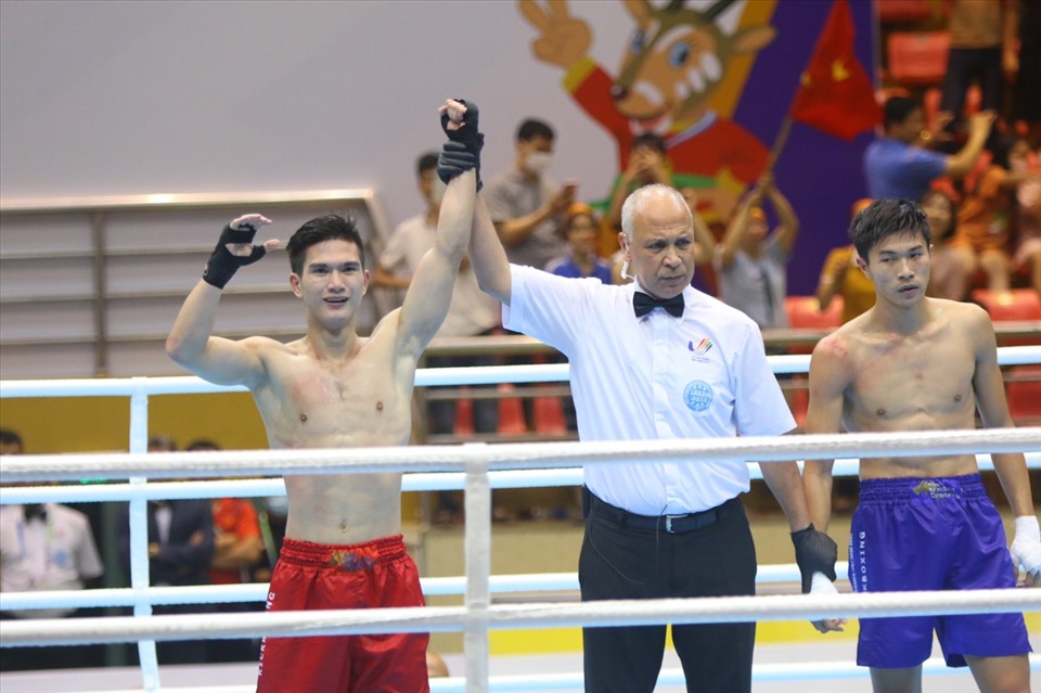 Quang Huy (trái) giúp Thể thao Việt Nam giành huy chương vàng thứ 25 trong tính đến hết ngày 13.5. Ảnh: Phong Ninh
