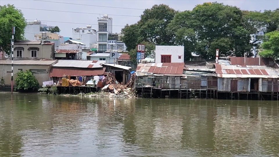 Nhà ven kênh gây mất mỹ quan hai bên bờ.
