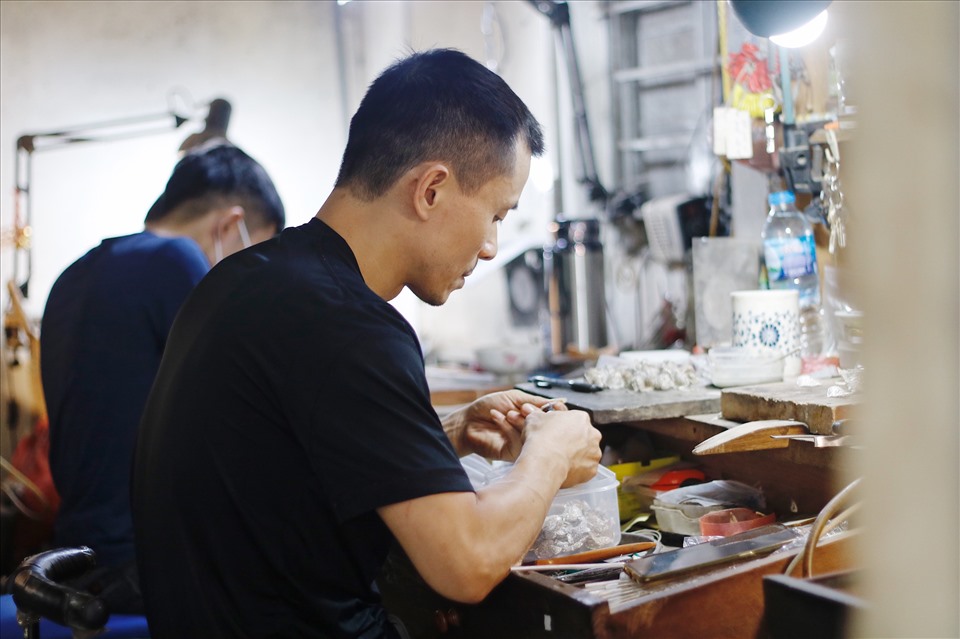 Anh Tuấn Anh (41 tuổi) nghệ nhân hiếm hoi đang gìn giữ được nghề đậu bạc truyền thống của gia đình. Cha anh -  nghệ nhân Quách Văn Trường (80 tuổi) theo nghề hơn 50 năm.