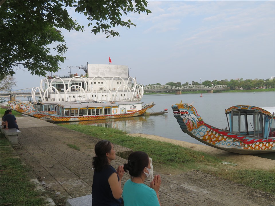 Tĩnh lặng.