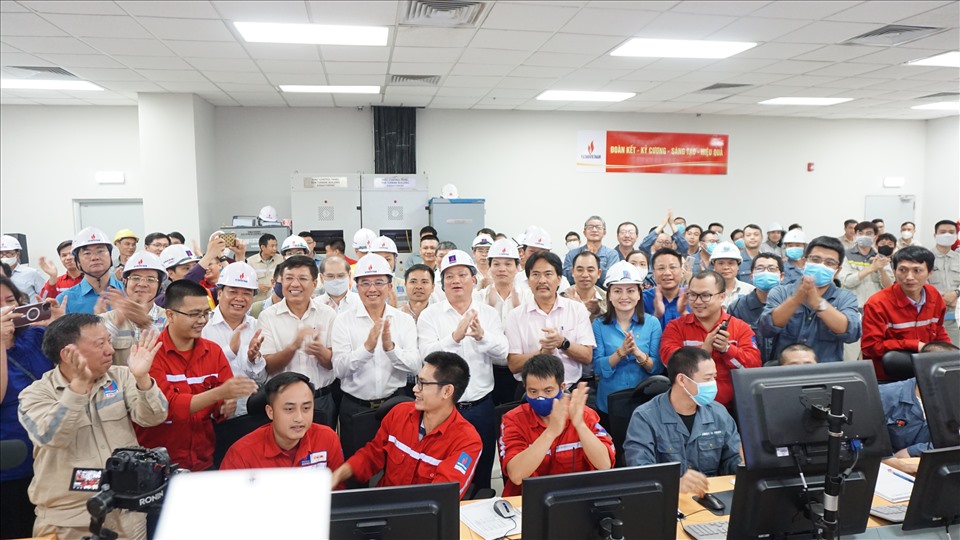Chủ tịch Tập đoàn Dầu khí Quốc gia Việt Nam, ông Hoàng Quốc Vượng bày tỏ niềm vui tại buổi lễ cùng các cán bộ công nhân viên NNNĐ Thái Bình 2. Ảnh: Huy Minh