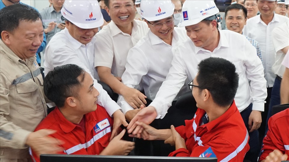 Chủ tịch Tập đoàn Dầu khí Quốc gia Việt Nam, ông Hoàng Quốc Vượng (giữa), chia vui cùng cán bộ công nhân viên NNNĐ Thái Bình 2. Ảnh: Huy Minh