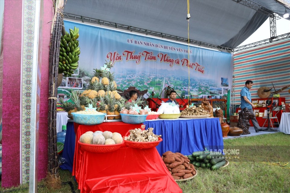   Tại Phiên chợ vùng cao tỉnh Hòa Bình, các đơn vị mang đến gian trưng bày những sản phẩm đặc trưng của địa phương.