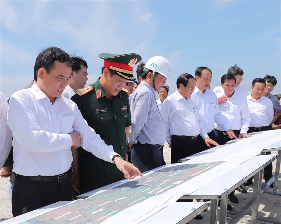 Phó Thủ tướng Lê Văn Thành cùng Đoàn công tác Chính phủ đã đi kiểm tra tình hình triển khai Dự án đầu tư xây dựng tuyến đường bộ ven biển đoạn Hải Phòng - Thái Bình.