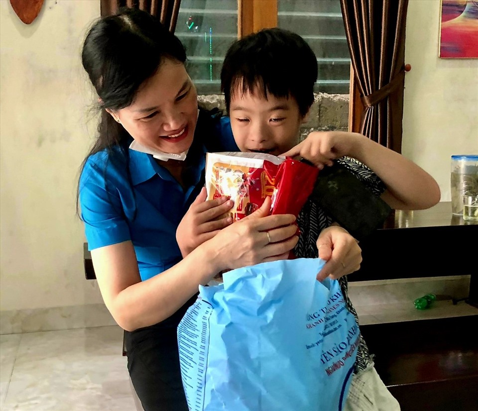 Bà Trần Thị Minh Nguyệt - Phó Chủ tịch LĐLĐ tỉnh tặng quà cho con trai chị Kim Anh. Ảnh: Hoàng Hiền.