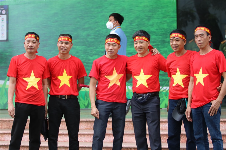 Những chiếc áo cờ đỏ sao vàng được các cổ động viên lựa chọn, để “tiếp lửa” cho đội tuyển U23 Việt Nam.