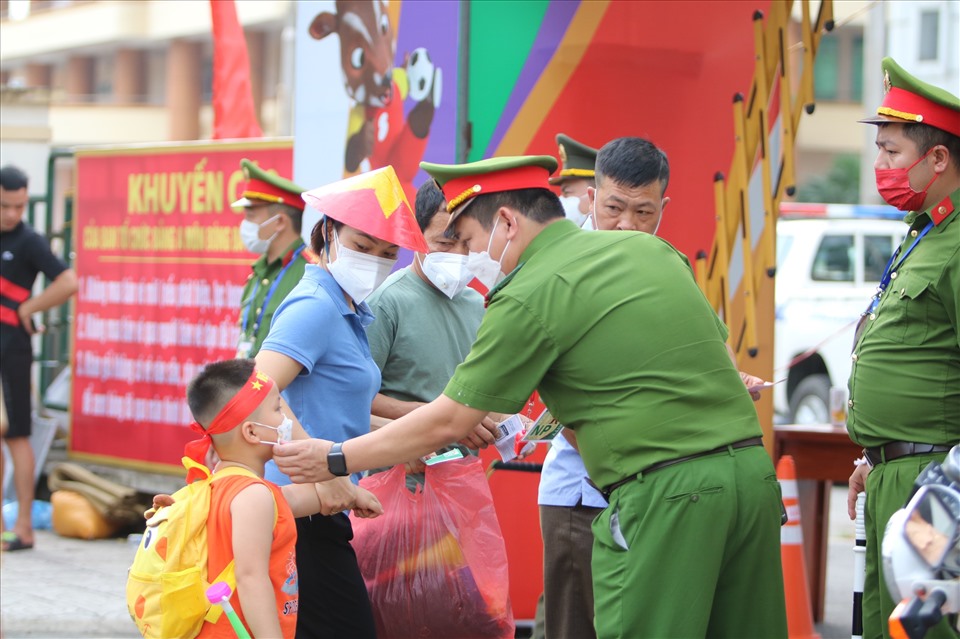 Lực lượng công an cảnh sát tham gia đảm bảo an ninh trước, trong, và sau trận đấu môn bóng đá nam SEA Games 31 tại sân Việt Trì.