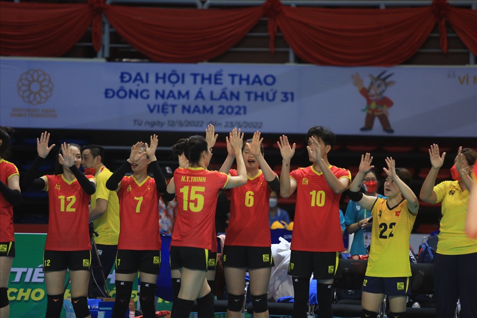 Tuyển bóng chuyền nữ Việt Nam dễ dàng vượt qua đối thủ Indonesia trong 2 set đấu đầu tiên. Ảnh: H.H