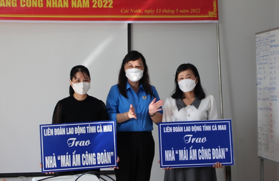 Đồng chí Huỳnh Út Mười, Chủ tịch LĐLĐ tỉnh Cà Mau trao bảng tượng trưng nhà “Mái ấm Công đoàn” cho đoàn viên khó khăn về nhà ở nhân Tháng Công nhân 2022.