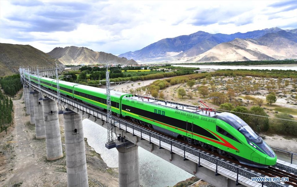 The Fuxing high-speed train runs on the Lhasa-Nyingchi railway line during trial operation in Shannan, Tibet Autonomous Region, southwestern China, June 16, 2021.  Photo: Xinhua