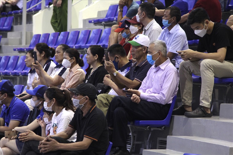 Thời điểm 1 tiếng trước giờ thi đấu, nhiều người hâm mộ đã có mặt tại Nhà Thi đấu Đại Yên (Quảng Ninh) để chờ thầy trò huấn luyện viên Thái Thanh Tùng “xung trận“.