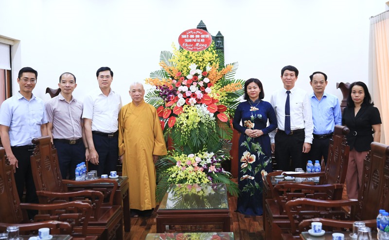Bà Nguyễn Thị Tuyến tặng hoa chúc mừng Hòa thượng Thích Bảo Nghiêm nhân dịp Đại lễ Phật đản.