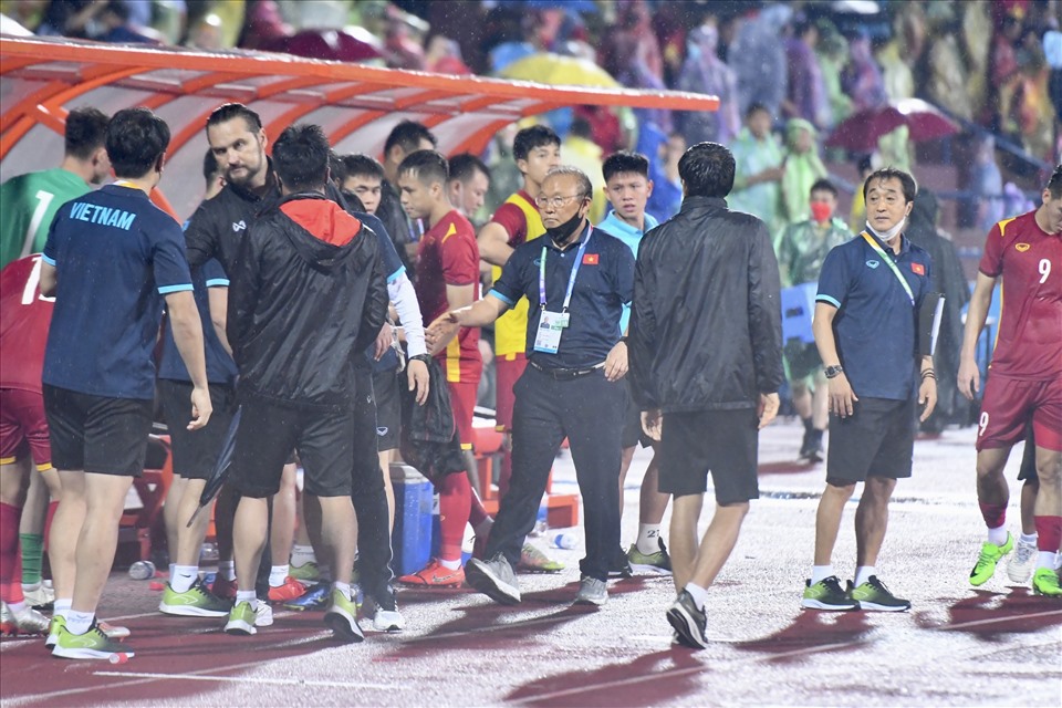 Trong khi đó, huấn luyện viên Park Hang-seo không bộc lộ quá nhiều cảm xúc sau trận đấu với Myanmar. Chắc chắn ông còn rất nhiều việc phải làm nếu muốn đưa U23 Việt Nam giành huy chương vàng SEA Games 31.