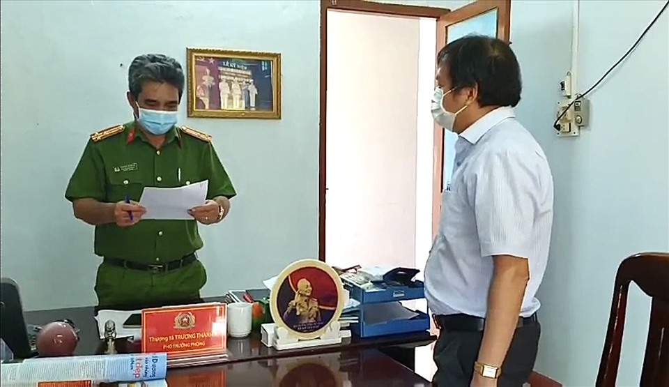 Cơ quan CSĐT Công an tỉnh Phú Yên tống đạt quyết định khởi tố bị can đối với ông Nguyễn Ngọc Duy.