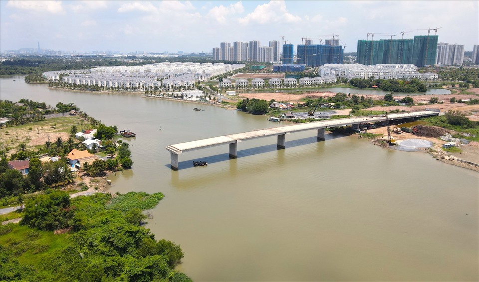 Tương tự,cầu Long Đại bắc qua sông Tắc (nhánh sông Đồng Nai) khởi công từ tháng 3/2017 có tổng mức đầu tư 353 tỉ đồng, dự kiến hoàn thành sau hai năm. Tuy nhiên, dự án thực hiện được hơn 50% tiến độ phải dừng thi công từ tháng 12.2018 do vướng mặt bằng.