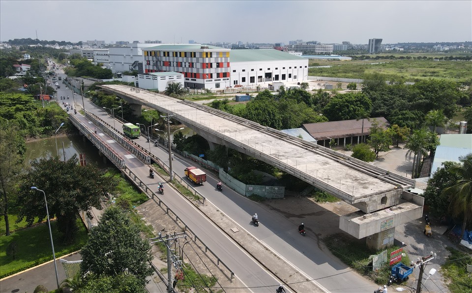 Cách đó hơn 4 km, dự án cầu Tăng Long trên đường Lã Xuân Oai khởi công từ tháng 12/2017, tổng mức đầu tư 450 tỷ đồng, kế hoạch hoàn thành năm 2019 nhưng đến nay mới đạt hơn 30% khối lượng.