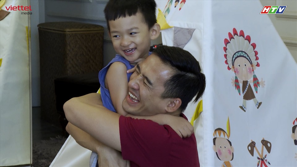 Nam diễn Lương Thế Thành là ông bố bỉm sữa khéo léo trong việc chăm sóc, vui chơi với con. Ảnh: NVCC