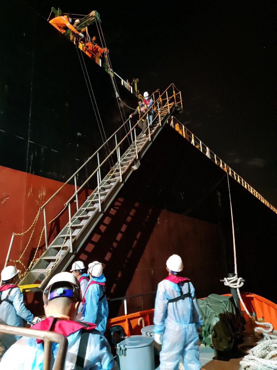 Tiếp nhận thủy thủ người Philippines bị tai nạn lao động được đưa về Nha Trang cứu chữa.