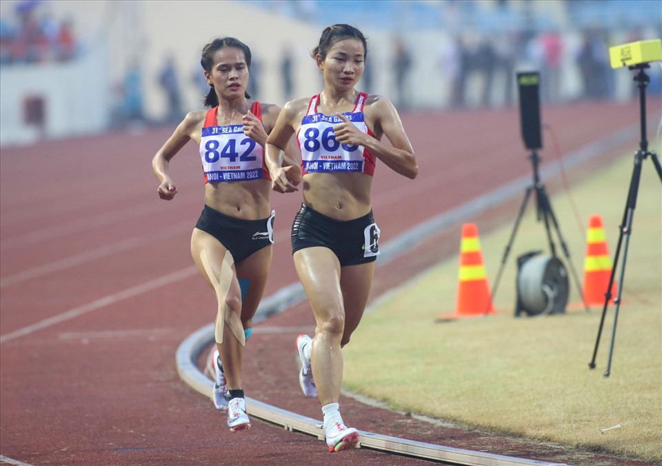 Nguyễn Thị Oanh và Phạm Thị Hồng Lệ thi đấu áp đảo ở chung kết chạy 5.000m nữ. Ảnh: Thanh Vũ