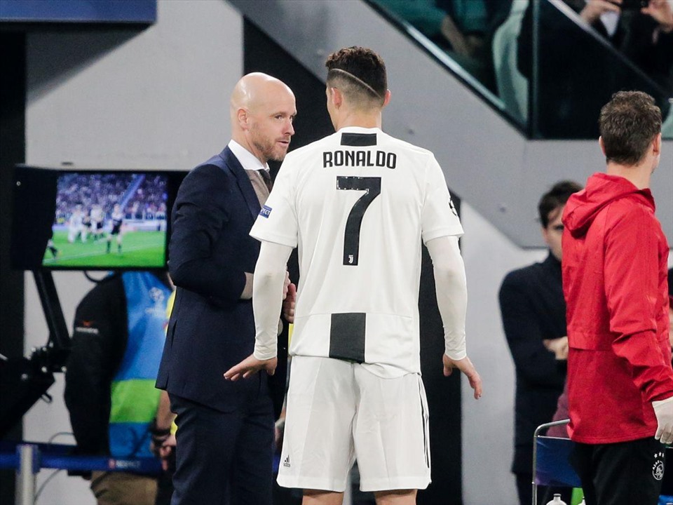 Ronaldo gặp Ten Hag trong một trận đấu khi còn khoác áo Juventus. Ảnh: AFP