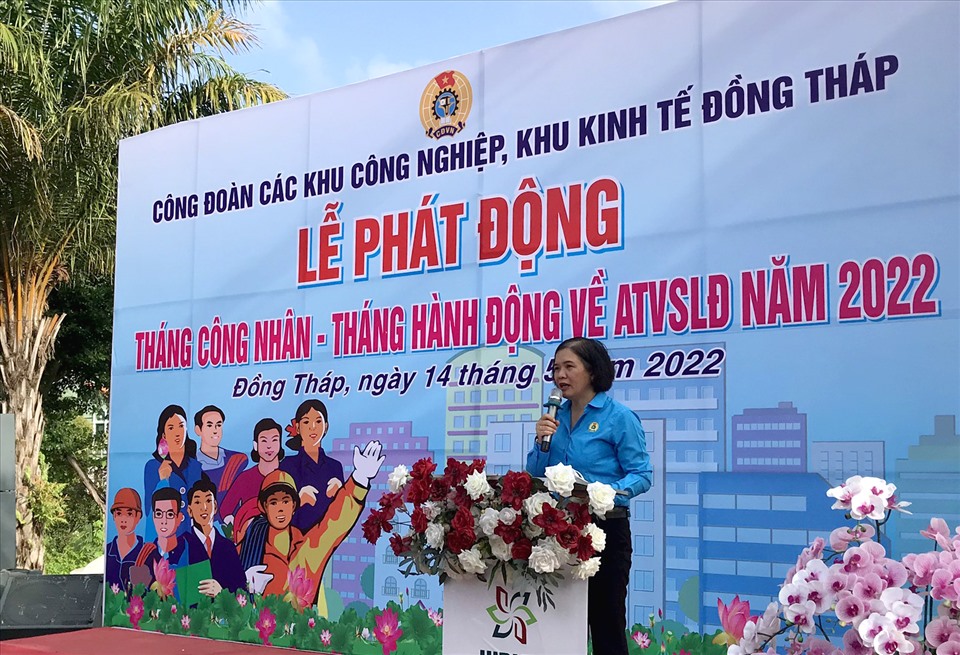 Bà Nguyễn Thị Thủy Tiên - Chủ tịch Công đoàn các khu công nghiệp, khu kinh tế Đồng Tháp, phát biểu tại lễ phát động Tháng Công nhân. Ảnh: LT