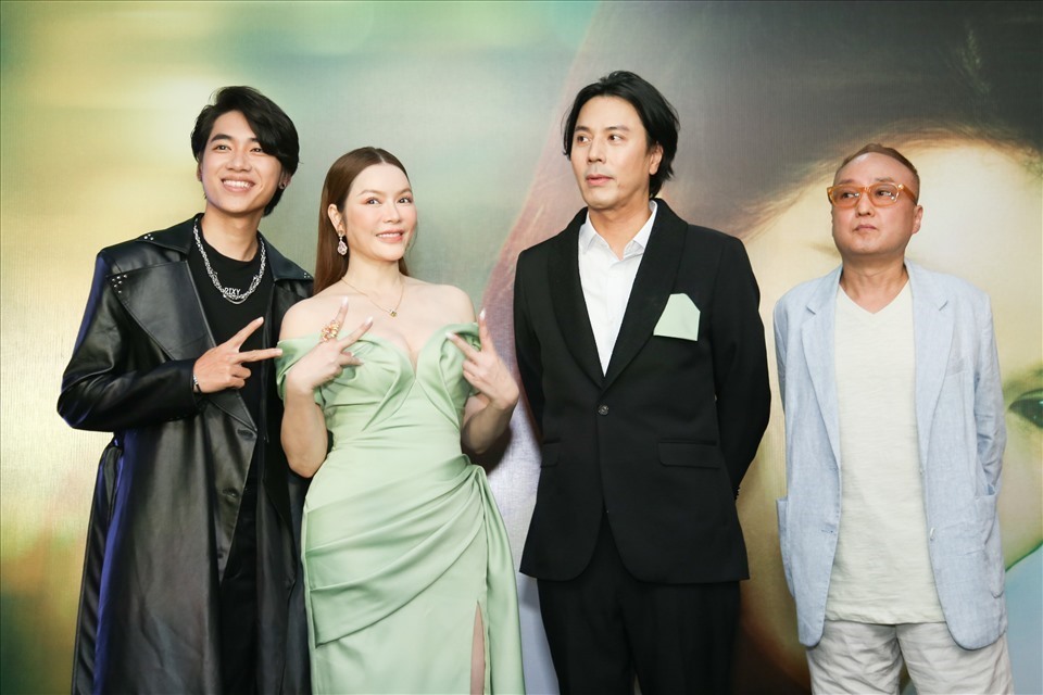 Tham dự sự kiện ra mắt bộ phim mới của đạo diễn Hàn Quốc Park Hee Joon, các nghệ sĩ bày tỏ niềm vui khi bộ phim được chính thức công chiếu ở Việt Nam sau 4 năm dài lận đận.
