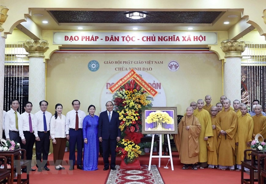 Chủ tịch nước chụp ảnh cùng chức sắc Giáo hội Phật giáo Việt Nam tại Chùa