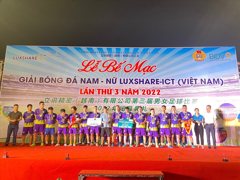 Trao giải Nhất cho đội bóng đá nam Kỹ thuật D xưởng Quang Châu 1.