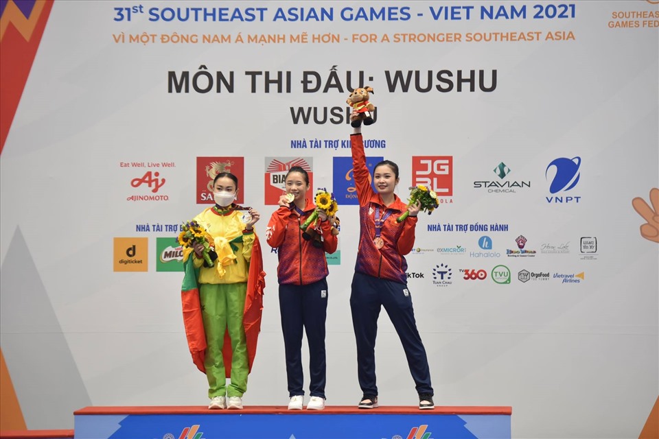 Dương Thúy Vi trở thành vận động viên đầu tiên của thể thao Việt Nam đoạt 2 huy chương vàng SEA Games 31. Sáng 15.5, cô sẽ bước vào thi đấu ở nội dung cuối cùng - trường quyền nữ và hoàn toàn có cơ hội để lập hat-trick huy chương vàng cá nhân cho mình.