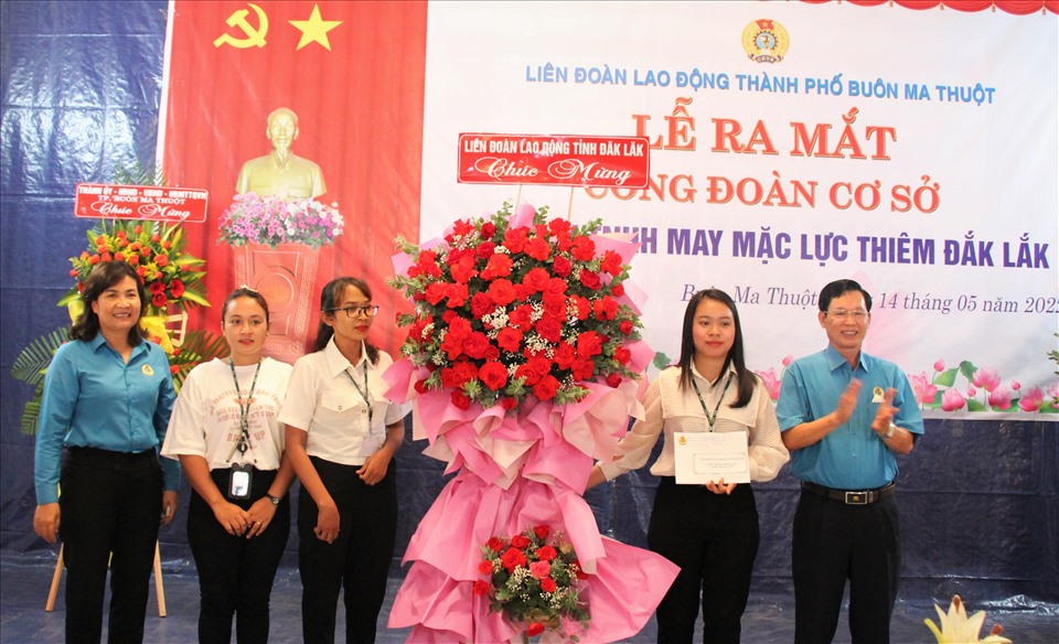 Lãnh đạo LĐLĐ tỉnh Đắk Lắk tặng hoa chúc mừng Công đoàn cơ sở