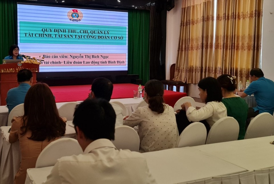 Lớp tập huấn được hướng dẫn bởi cán bộ chuyên trách về tài chính từ LĐLĐ Bình Định