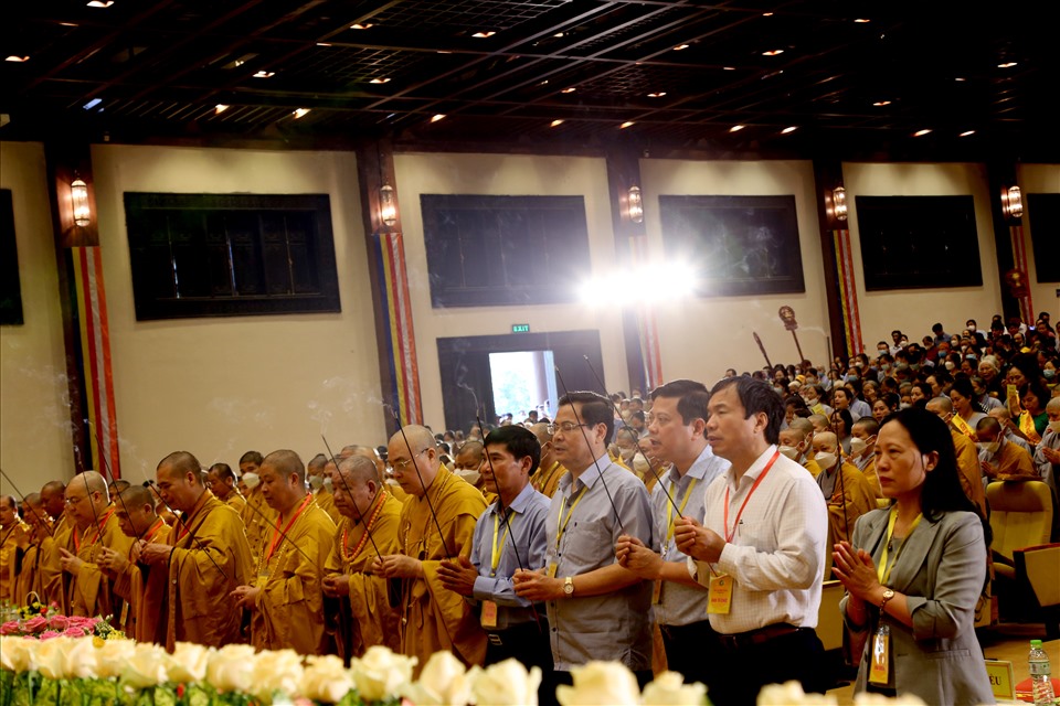 Các đại biểu thực hiện nghi thức dâng hương tại Đại lễ Phật đản. Ảnh: NT