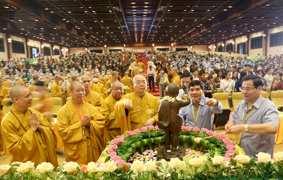 Các đại biểu cử hành nghi lễ Tắm Phật truyền thống. Ảnh: NT
