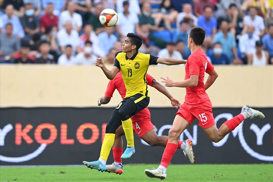 U23 Singapore chơi mờ nhạt trong hiệp 1. Ảnh: Hải Nguyễn.