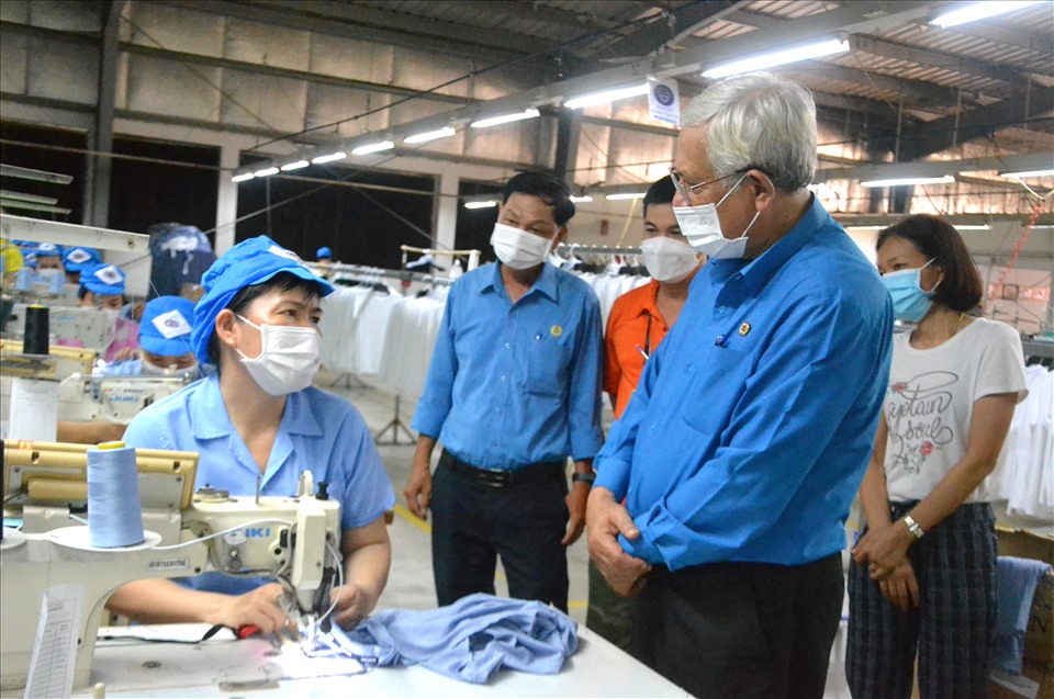 Chủ tịch LĐLĐ tỉnh An Giang Nguyễn Thiện Phú đến tận nhà xưởng thăm hỏi đời sống, việc làm, thu nhập của người lao động tại Công ty TNHH Orieltal Garment AG. Ảnh: LT