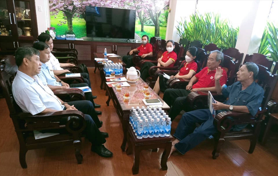 Phó Chủ tịch LĐLĐ tỉnh An Giang thăm hỏi và trao đổi với lãnh đạo, Công đoàn cơ sở Công ty CP Tập đoàn Sao Mai. Ảnh: LT