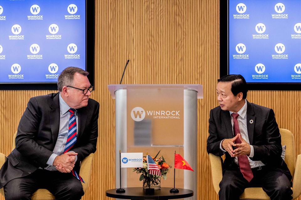 Bộ trưởng Trần Hồng Hà và Chủ tịch WinRock Ferguson trao đổi về các nội dung hợp tác và phương hướng hợp tác giữa Bộ Tài nguyên và Môi trường với WinRock thời gian tới.