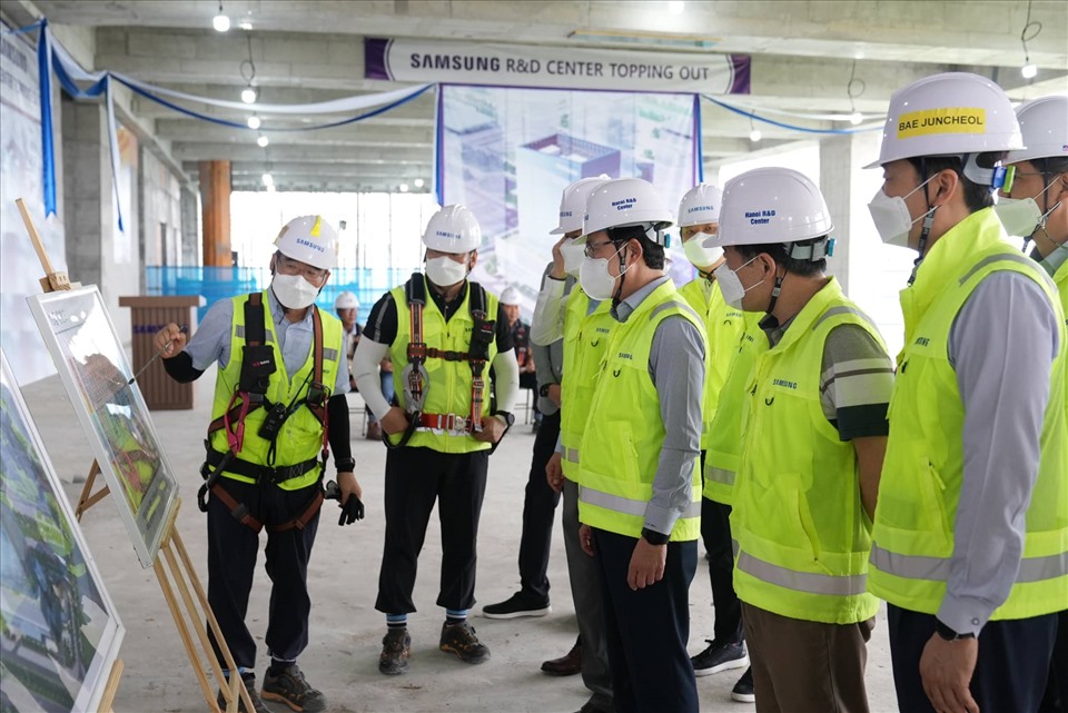 Ông Choi Joo Ho - Tổng Giám đốc Samsung Việt Nam nghe báo cáo và chỉ đạo hoàn thành công trình đúng tiến độ.
