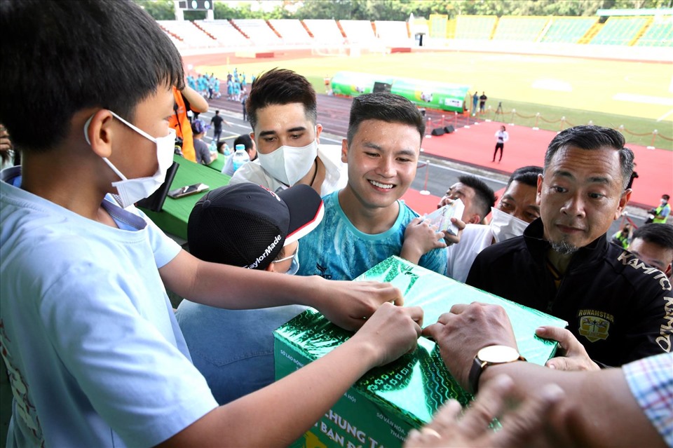 Trước trận đấu, tiền vệ của đội tuyển Việt Nam đã mang thùng từ thiện đi đến những hàng ghế trên khán đài để đón nhận những sự ủng hộ từ những khán giả, Mạnh Thường Quân. Ảnh: Đ.T
