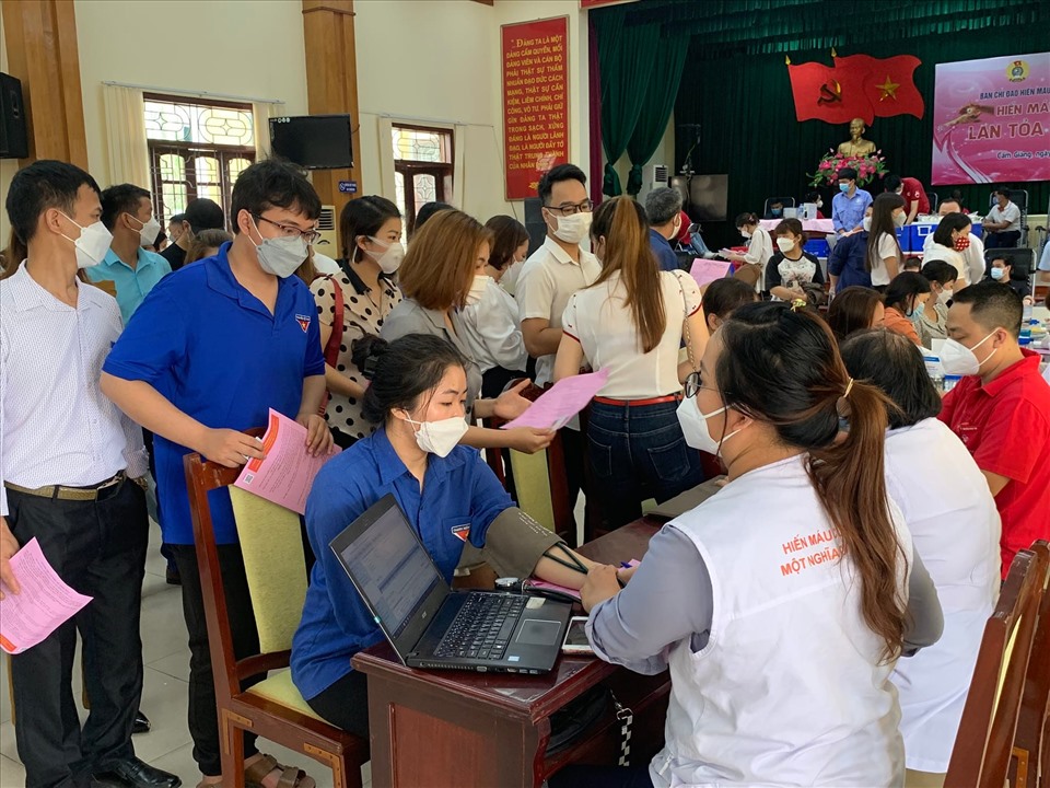 CNVCLĐ huyện Cẩm Giàng tham gia hiến máu tình nguyện. Ảnh: DT